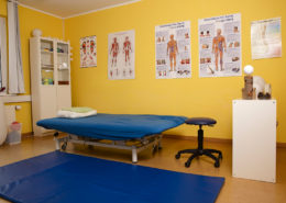 Therapieraum mit Therapieliege