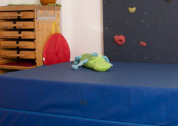 Kletterwand mit großer Matte