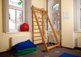 Therapieraum Pädiatrie mit Kletterwand